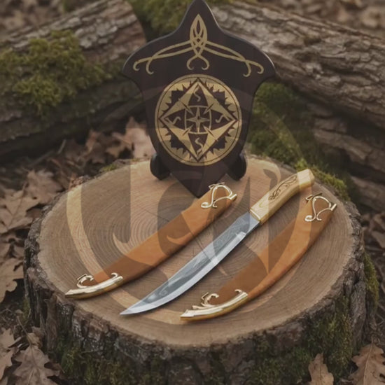 Product video showing the Legolas Daggers LOTR replica set, including both elven daggers, engraved blades, wood handles, matching scabbards and decorative wall plaque