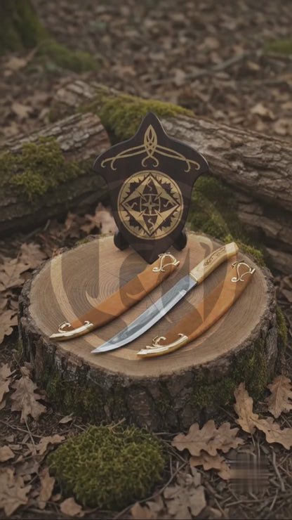 Product video showing the Legolas Daggers LOTR replica set, including both elven daggers, engraved blades, wood handles, matching scabbards and decorative wall plaque